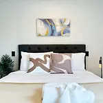 One-Bed Urban Escape With Pool Gym & Sauna