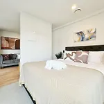 One-Bed Urban Escape With Pool Gym & Sauna