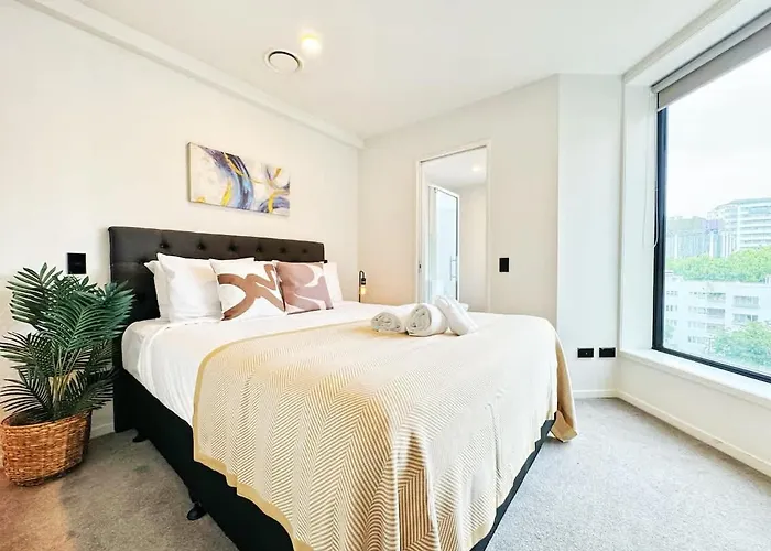 One-Bed Urban Escape With Pool Gym & Sauna