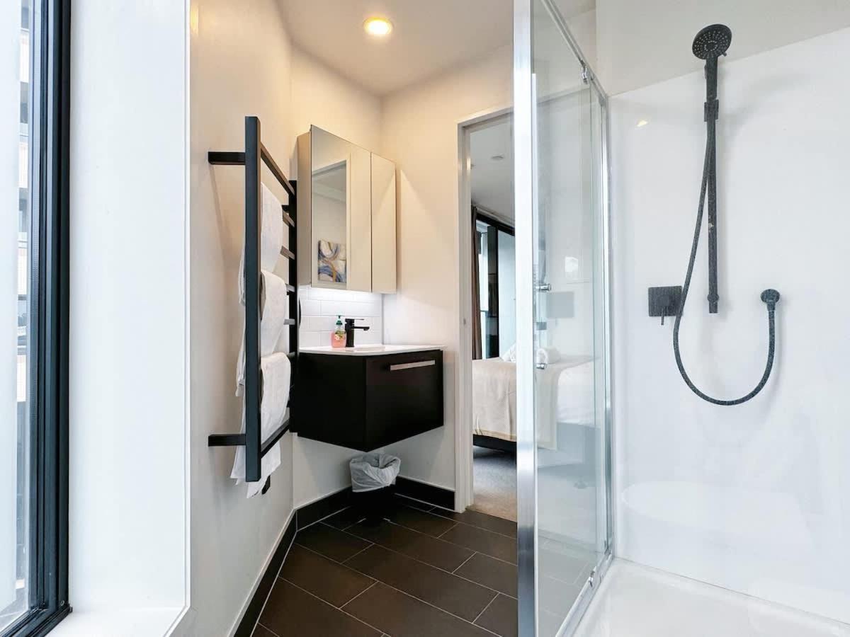 One-bed Urban Escape With Pool Gym & Sauna Apartment *