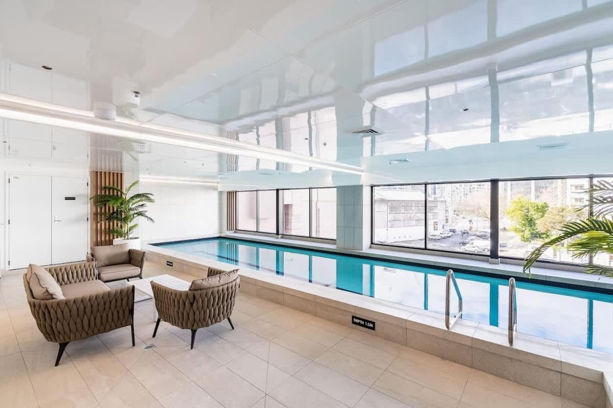 One-bed Urban Escape With Pool Gym & Sauna Apartment